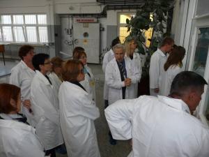 Prof. Dobrzyński z nauczycielami przed sterownią reaktora Maria